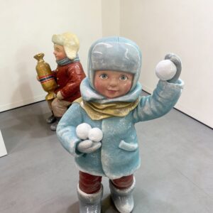 Декоративная скульптура "Мальчик со снежками"