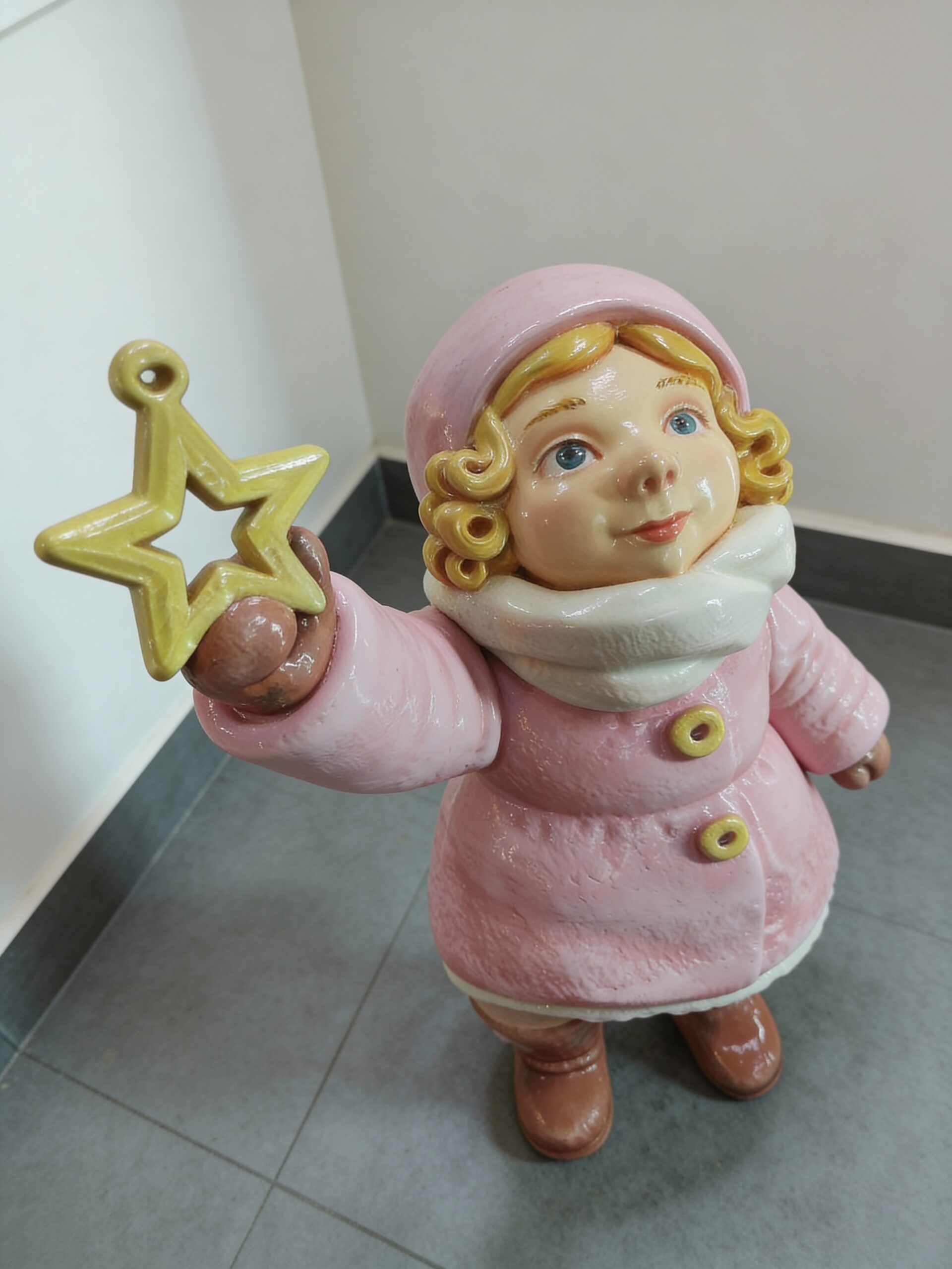 Декоративная скульптура "Девочка с елочной игрушкой" Декоративная скульптура "Девочка с елочной игрушкой"