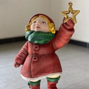 Декоративная скульптура "Девочка с елочной игрушкой"