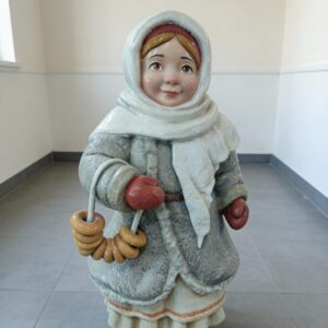 Декоративная скульптура "Девочка с баранками"
